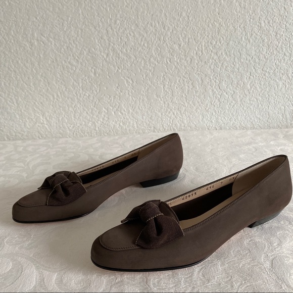 Salvatore Ferragamore brown suede bow pumps - Picture 2 of 7